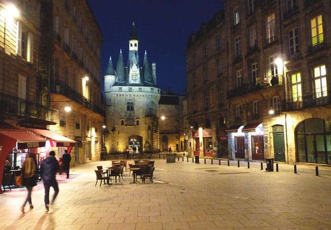 Bordeaux de nuit Porte Cailhau