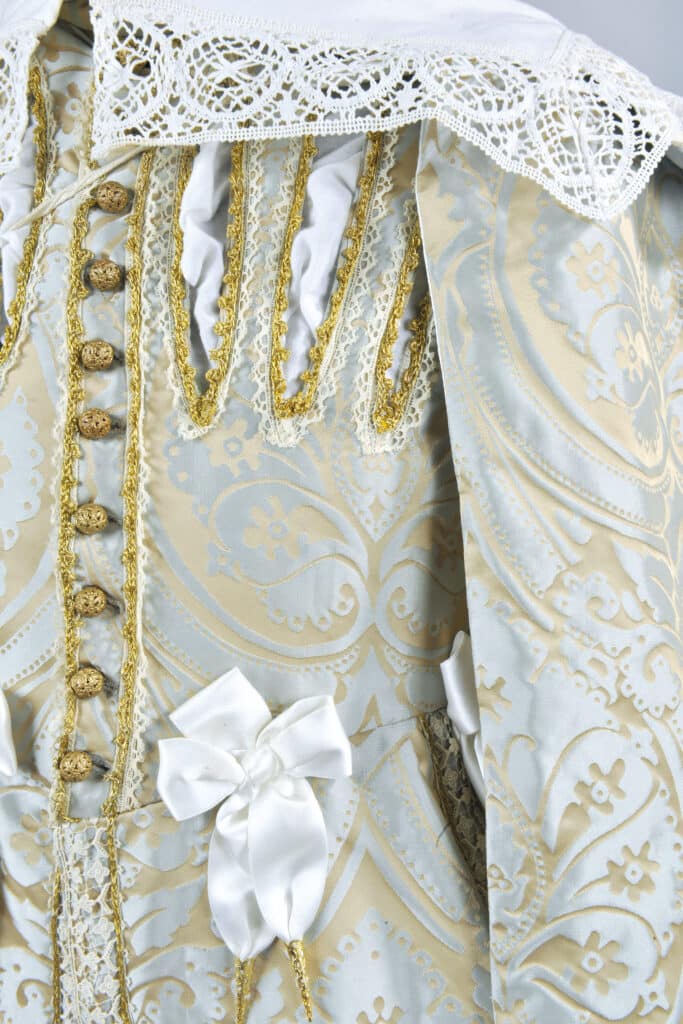 Détail d’un costume d’homme inspiré de l’époque Louis XIII 